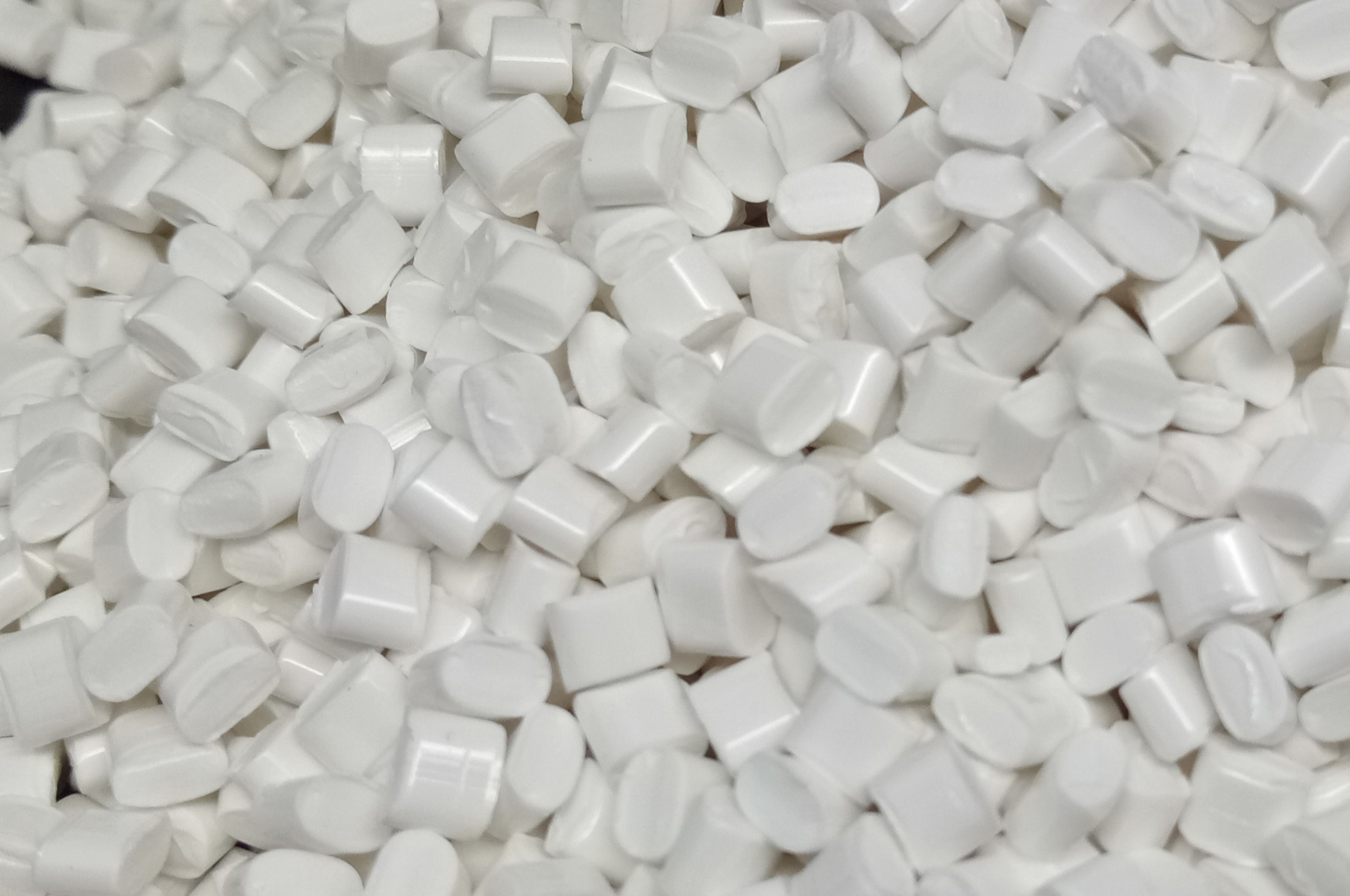 金塑顏白色母粒廠家生產(chǎn)加工的色母粒在餐盤上的應(yīng)用案例